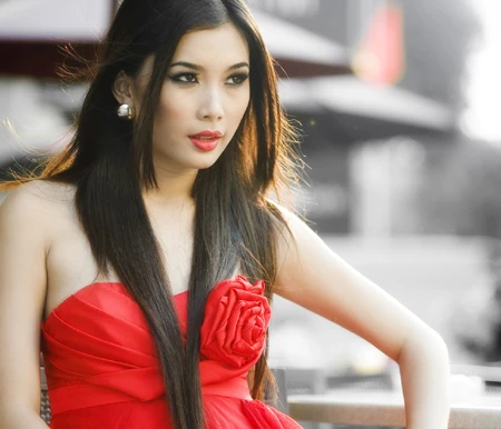 Ngắm siêu mẫu Lan Hương rực đỏ trên phố ảnh 3