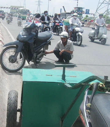 Đinh lại dày đặc trên cầu Sài Gòn ảnh 1