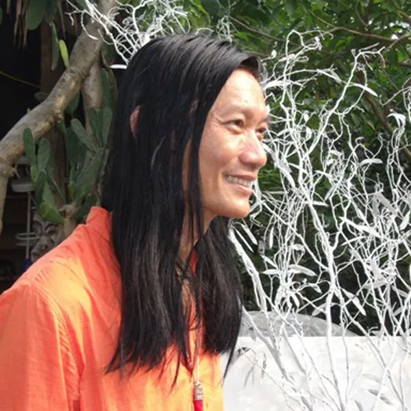 Đào Anh Khánh dựng "Cây đời" dọc đê Ngọc Thụy - Long Biên ảnh 1 Đào Anh Khánh dựng "Cây đời" dọc đê Ngọc Thụy - Long Biên ảnh 1