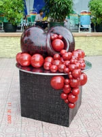 Tác phẩm Đồng bào của Hoàng Tường Minh (ảnh: H.Đ.N). Tác phẩm Đồng bào của Hoàng Tường Minh (ảnh: H.Đ.N).