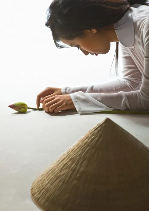 Áo dài khoe nét xuân thì - ai hơn Mai Phương Thúy? ảnh 11 Áo dài khoe nét xuân thì - ai hơn Mai Phương Thúy? ảnh 11