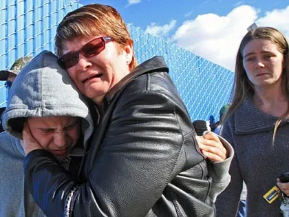 Thầy giáo dũng cảm bảo vệ học sinh trước nòng súng ảnh 2 Thầy giáo dũng cảm bảo vệ học sinh trước nòng súng ảnh 2