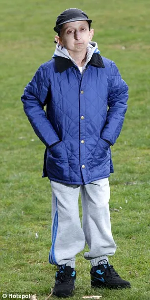 Nam sinh hóa lão, già như ông cụ bách niên ảnh 1 Nam sinh hóa lão, già như ông cụ bách niên ảnh 1