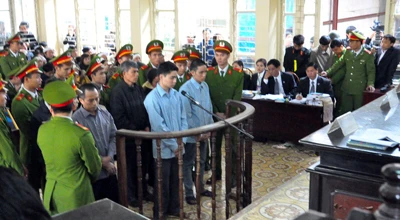 Trực tiếp vụ xử sát thủ Lê Văn Luyện: Luyện còn giấu túi tiền vàng có thể "ăn cả đời"? ảnh 6 Trực tiếp vụ xử sát thủ Lê Văn Luyện: Luyện còn giấu túi tiền vàng có thể "ăn cả đời"? ảnh 6