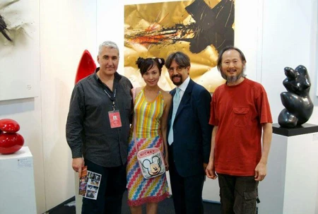 Mẹ vận động con gái khoả thân cho cha vẽ tranh ảnh 3