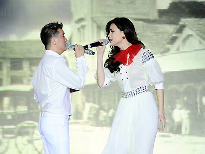 Hồ Ngọc Hà lãng mạn cùng Đàm Vĩnh Hưng trong ca khúc trữ tình Phút cuối (sáng tác: Lam Phương).