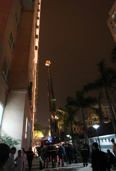 Cận cảnh cứu người ở chung cư Hà Nội bị hoả hoạn ảnh 13