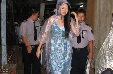 Hoa hậu thế giới 2007 Trương Tử Lâm đội mưa đi làm từ thiện tại nhà bà Trần Thị Nhung, thị trấn Ninh Hòa, huyện Ninh Hòa, Khánh Hòa. Ảnh: TN