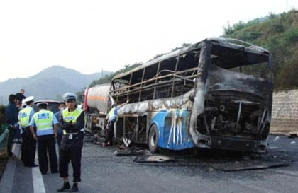 Trung Quốc: Xe bồn nổ, cháy 2 ngày, 5 người thiệt mạng ảnh 1