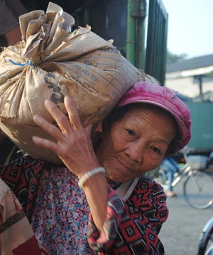 Đội nữ bốc vác ở chợ Đông Ba ảnh 2 Đội nữ bốc vác ở chợ Đông Ba ảnh 2