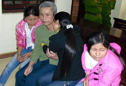 Nghi vợ ngoại tình, vác dao chém công an xã ảnh 1