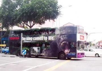 Quảng cáo trên xe buýt: Khó có tiêu chí về “phản cảm” ảnh 1