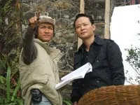 Đạo diễn Nguyễn Tiến Dũng (trái) chỉ đạo diễn viên Tùng Dương trong phim Hành trình bí ẩn. Ảnh: V.Thuận Đạo diễn Nguyễn Tiến Dũng (trái) chỉ đạo diễn viên Tùng Dương trong phim Hành trình bí ẩn. Ảnh: V.Thuận