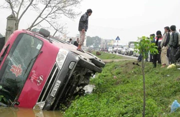 Xe đưa dâu lao thẳng xuống… mương ảnh 1