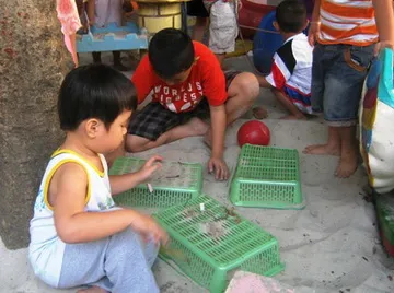 Khi bố mẹ làm thay việc của trẻ ảnh 3