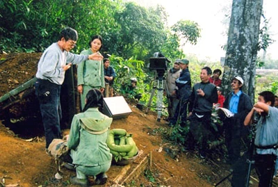 Đạo diễn Hà Sơn hướng dẫn Bảo Kỳ trong một cảnh quay.