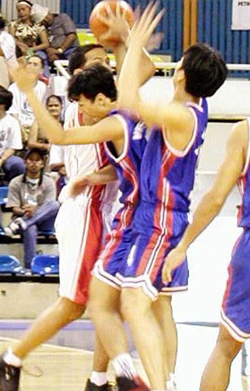 Giờ bóng rổ không còn là tranh chấp của nội binh. Ảnh: QUANG THẮNG