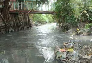 "Hạ nguồn" kênh Ba Bò nước đen ngòm và bốc mùi hôi vào lúc 16h-19h hàng ngày. "Hạ nguồn" kênh Ba Bò nước đen ngòm và bốc mùi hôi vào lúc 16h-19h hàng ngày.