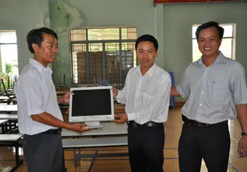 Báo Pháp Luật TP.HCM tặng quà cho gia đình chính sách ảnh 1 Báo Pháp Luật TP.HCM tặng quà cho gia đình chính sách ảnh 1