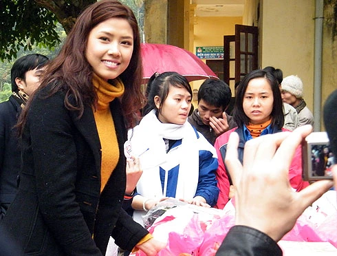 Nguyễn Thị Loan mặt mộc đi từ thiện ảnh 8