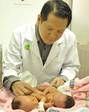 Hai em bé song sinh dính nhau phần gan khá phức tạp ảnh 1