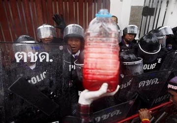 Áo đỏ ném túi máu vào nhà Thủ tướng Abhisit ảnh 1