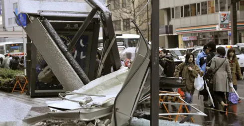 Một trạm xe bus ở Sendai, Miyagi bị phá hủy. Một trạm xe bus ở Sendai, Miyagi bị phá hủy.