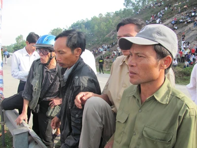 Tường thuật trực tiếp: Trục vớt chiếc xe khách bị lũ cuốn trôi - Phần 2 ảnh 13 Tường thuật trực tiếp: Trục vớt chiếc xe khách bị lũ cuốn trôi - Phần 2 ảnh 13