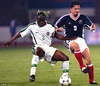 Taribo West bị tố cáo ăn gian… 12 tuổi ảnh 4