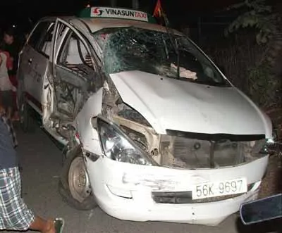 Kinh hoàng xe lửa tông sáu ôtô, ít nhất hai người chết, 26 người bị thương ảnh 2 Kinh hoàng xe lửa tông sáu ôtô, ít nhất hai người chết, 26 người bị thương ảnh 2