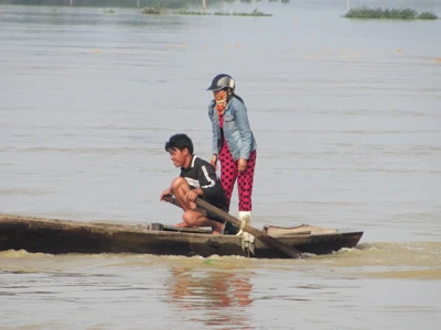 Tường thuật trực tiếp: Trục vớt chiếc xe khách bị lũ cuốn trôi - Phần 2 ảnh 20 Tường thuật trực tiếp: Trục vớt chiếc xe khách bị lũ cuốn trôi - Phần 2 ảnh 20