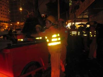 Chùm ảnh: Người dân TP. HCM xem pháo hoa trong mưa ảnh 12