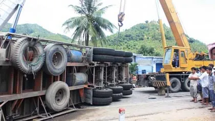 Xe tông nhau, kẹt xe 10 km trên quốc lộ 1A ảnh 4 Xe tông nhau, kẹt xe 10 km trên quốc lộ 1A ảnh 4