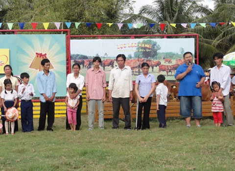 Minh Béo tặng bò cho người nghèo ảnh 1