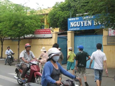 Mâu thuẫn khi chat, HS lớp 7 đâm HS lớp 9 tại trường ảnh 1