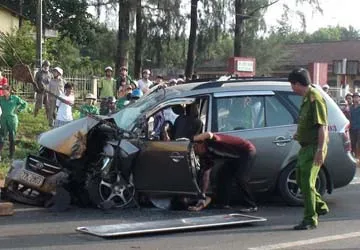 2 xe đối đầu, 3 người chết ảnh 1