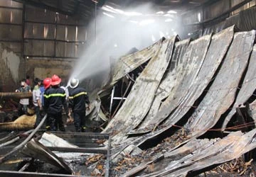 Cháy xưởng ép ván thiệt hại 10 tỉ đồng ảnh 1 Cháy xưởng ép ván thiệt hại 10 tỉ đồng ảnh 1