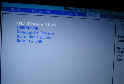 Hình A: Các thiết lập trên màn hình khởi động của PhoenixBIOS cho phép bạn chọn thiết bị khởi động