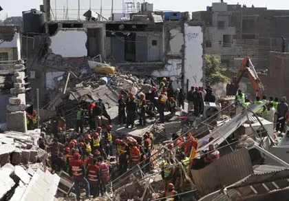 Nhà máy đổ sập do nổ khí gas ở Pakistan ảnh 1 Nhà máy đổ sập do nổ khí gas ở Pakistan ảnh 1