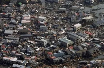 Thực phẩm và xăng cạn kiệt sau thảm họa ở Nhật ảnh 1