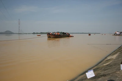 Tường thuật trực tiếp: Trục vớt chiếc xe khách bị lũ cuốn trôi - Phần 2 ảnh 34 Tường thuật trực tiếp: Trục vớt chiếc xe khách bị lũ cuốn trôi - Phần 2 ảnh 34