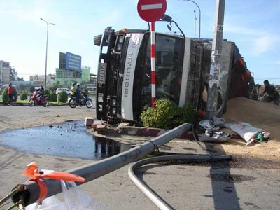 Xe tải mất lái tông trụ điện, lật nhào ảnh 1 Xe tải mất lái tông trụ điện, lật nhào ảnh 1