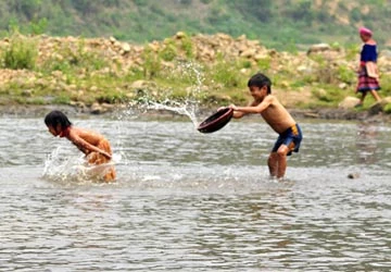 Ngắm trẻ vùng cao vẫy vùng trong dòng suối mát ảnh 5