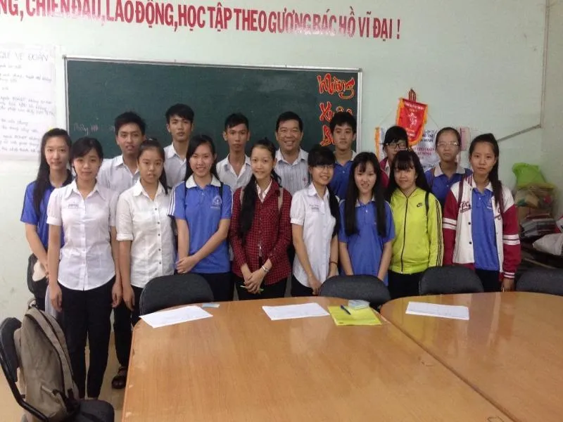 hầy Nguyễn Văn Cải (ở giữa) trong buổi gặp gỡ và trao học bổng