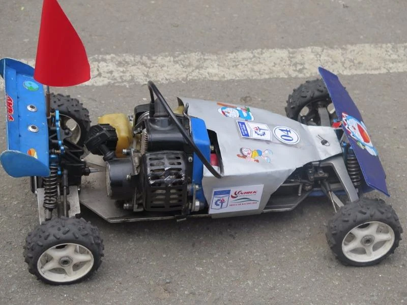 Những ô tô mô hình do chính sinh viên các đội tự sáng tạo và lắp ráp