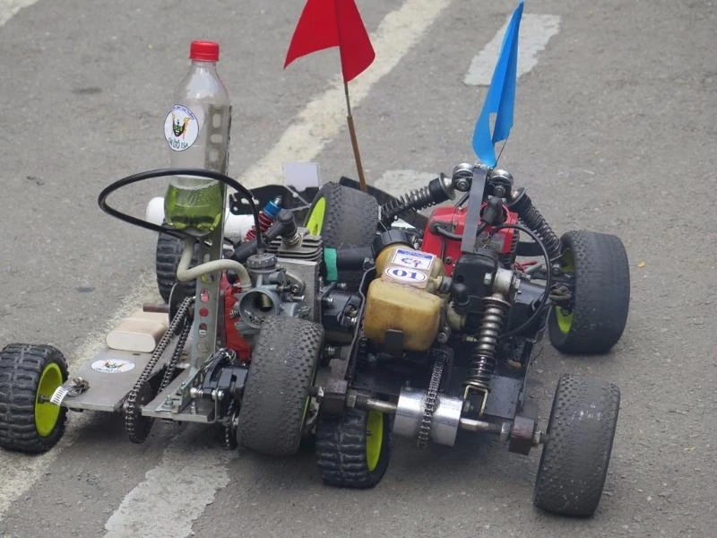 Hai xe va vào nhau trên đường đua