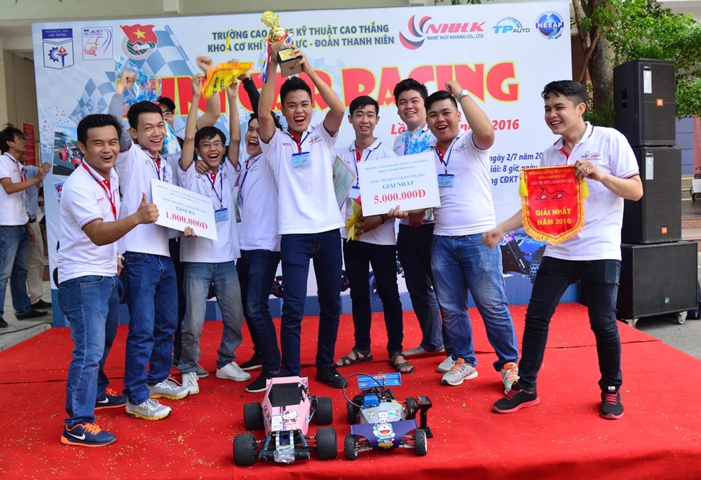 'Kịch tính' cuộc đua ô tô mô hình tự chế của sinh viên ảnh 10
