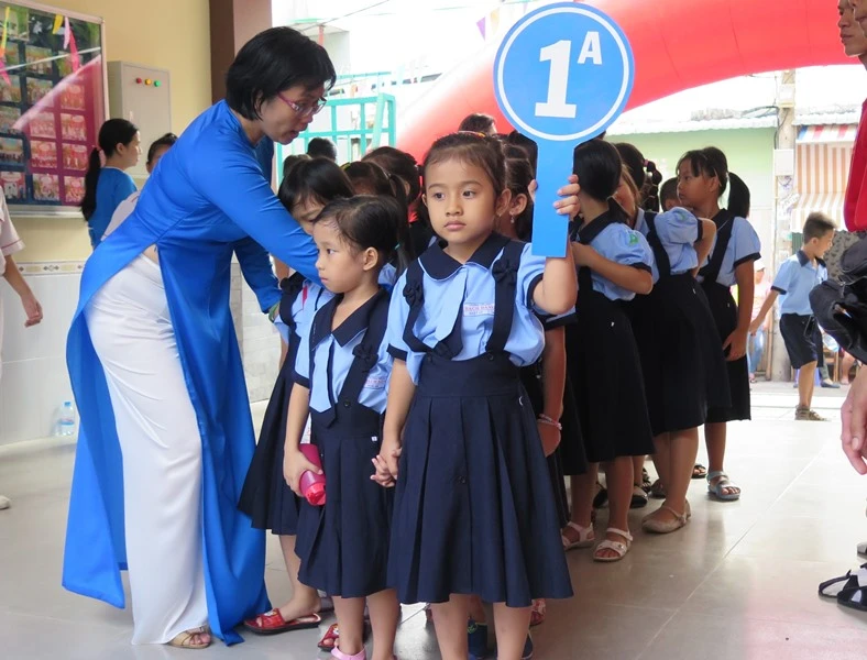 Học sinh lớp 1 trong ngày khai giảng năm học 2015-2016 tại trường tiểu học Bạch Đằng, quận Bình Thạnh