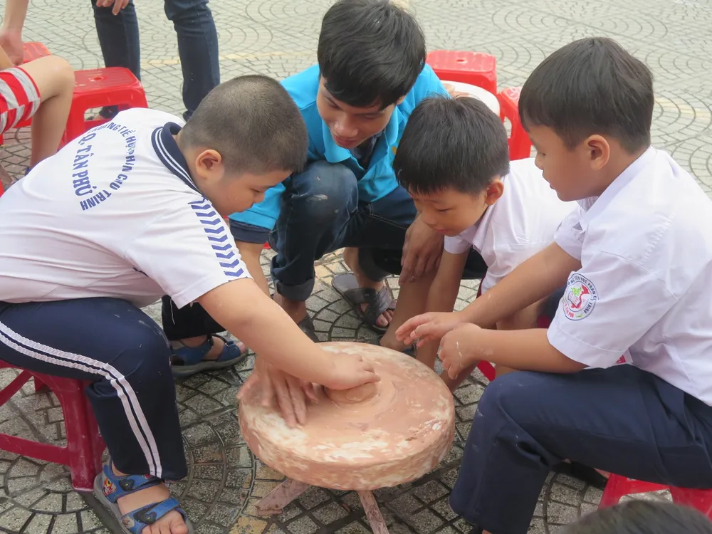 Trò tiểu học thích thú với ngày hội trò chơi dân gian ảnh 10 Trò tiểu học thích thú với ngày hội trò chơi dân gian ảnh 10