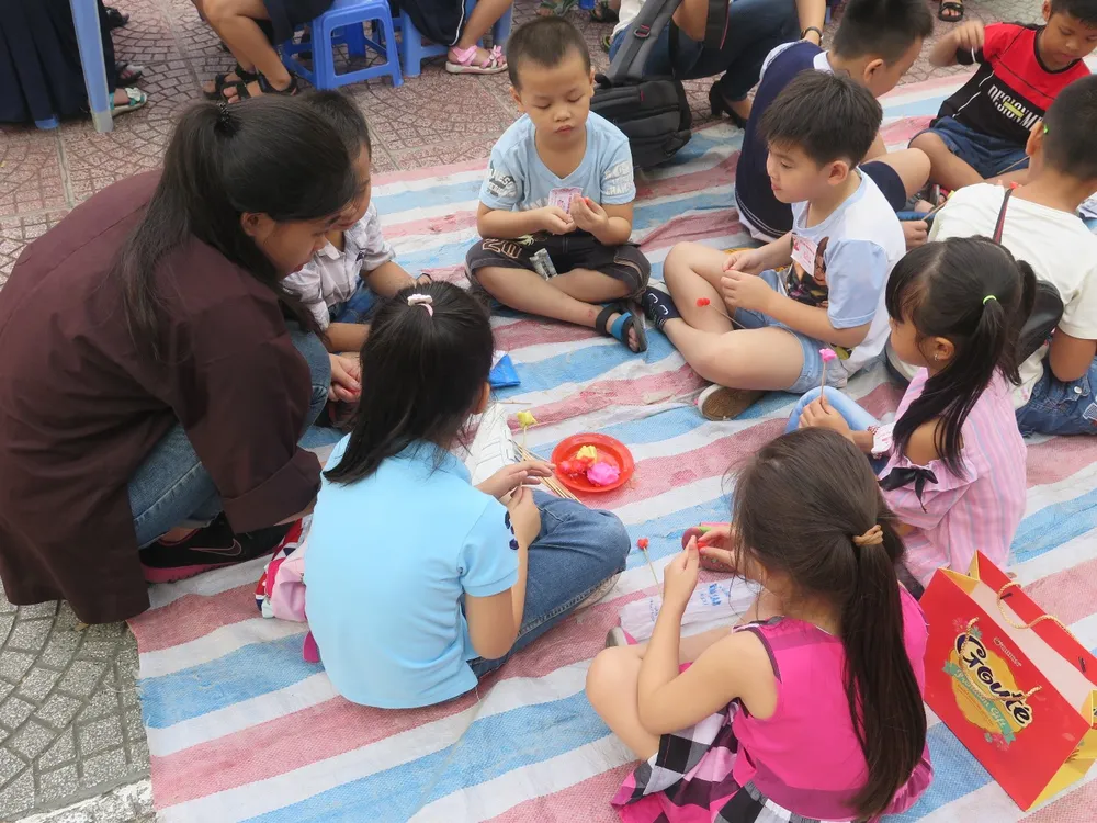 Trò tiểu học thích thú với ngày hội trò chơi dân gian ảnh 5 Trò tiểu học thích thú với ngày hội trò chơi dân gian ảnh 5